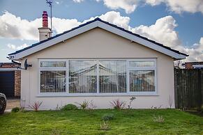 Bungalow 2 min Walk to Beach and sea Sleeps 6