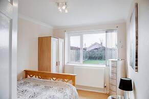 Bungalow 2 min Walk to Beach and sea Sleeps 6