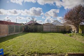 Bungalow 2 min Walk to Beach and sea Sleeps 6