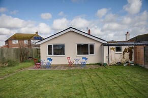 Bungalow 2 min Walk to Beach and sea Sleeps 6
