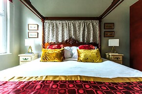 The Suite, 82 Cathedral, Private Parking