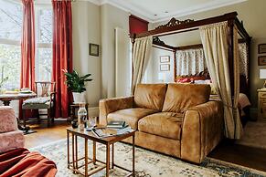 The Suite, 82 Cathedral, Private Parking