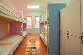 P2B hostel & bar