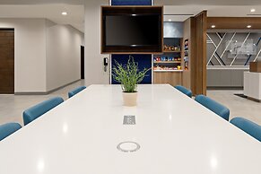 Holiday Inn Express & Suites Valencia - Santa Clarita by IHG