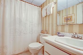 Redecorated Foreshore Condo with Spacious Balcony by RedAwning