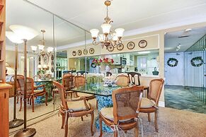 Redecorated Foreshore Condo with Spacious Balcony by RedAwning