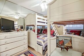 Redecorated Foreshore Condo with Spacious Balcony by RedAwning