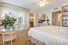 Redecorated Foreshore Condo with Spacious Balcony by RedAwning