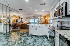 Redecorated Foreshore Condo with Spacious Balcony by RedAwning