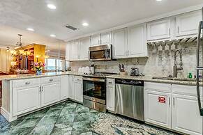 Redecorated Foreshore Condo with Spacious Balcony by RedAwning