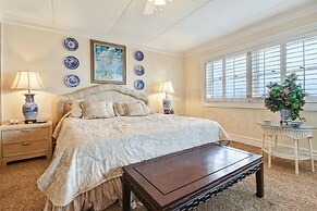 Redecorated Foreshore Condo with Spacious Balcony by RedAwning