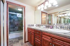 Silver Bear 22 Pet-Friendly, Cozy, Underground Parking, Walk to Canyon