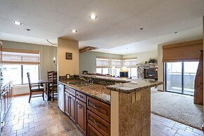 Silver Bear 22 Pet-Friendly, Cozy, Underground Parking, Walk to Canyon