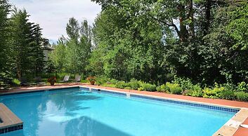 Oxford Court #305 3 Bedroom Condo by Redawning