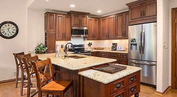 Oxford Court #305 3 Bedroom Condo by Redawning