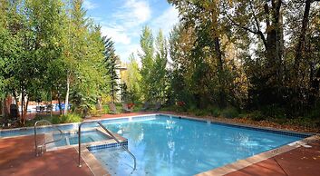 Oxford Court #305 3 Bedroom Condo by Redawning