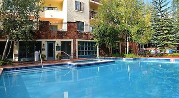 Oxford Court #305 3 Bedroom Condo by Redawning