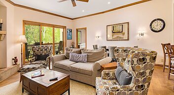 Oxford Court #305 3 Bedroom Condo by Redawning