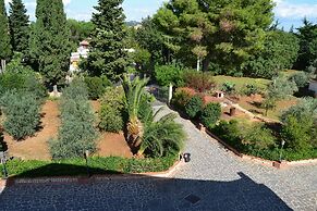 B b S Elia Villa Surrounded by Greenery Inside the Historic Dubini Par
