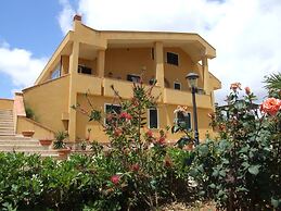 B b S Elia Villa Surrounded by Greenery Inside the Historic Dubini Par