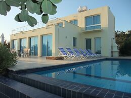 Sunny Villa, a Perfect Spacious Villa With Private Pool, Wifi & Ac in 