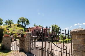 Wonderful Villa With Private Pool in the Heart of Tuscany
