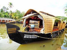 Houseboat Cruise in the Backwaters of Kerala