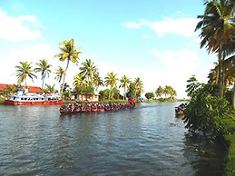 Houseboat Cruise in the Backwaters of Kerala