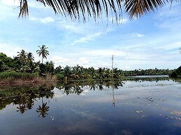 Houseboat Cruise in the Backwaters of Kerala