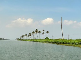 Houseboat Cruise in the Backwaters of Kerala