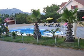 Holiday House & Events With Private Pool in the Center of Sicily