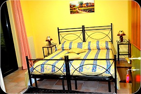 Holiday House & Events With Private Pool in the Center of Sicily