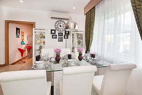 Luxury Villa With Private Swimmong Pool