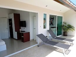 Beachside 3-bedroom Townhouse w Private Pool at 70 Meters From Beach