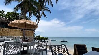 Beachside 3-bedroom Townhouse w Private Pool at 70 Meters From Beach