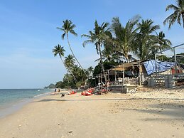 Beachside 3-bedroom Townhouse w Private Pool at 70 Meters From Beach