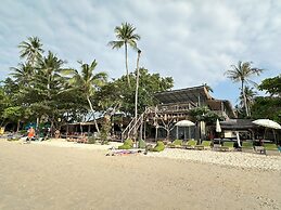 Beachside 3-bedroom Townhouse w Private Pool at 70 Meters From Beach