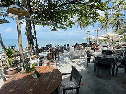 Beachside 3-bedroom Townhouse w Private Pool at 70 Meters From Beach