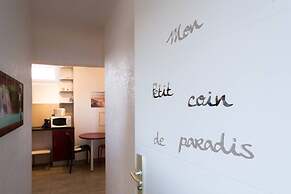 Room in Studio - Attypical Calm Harmonious Relaxing