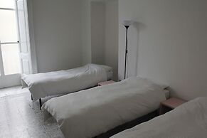 1 bed in Basic 6 Bed Female Room Share Bathroom - Campus Accommodation