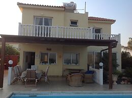 Cosy Carolyn Villa in Ayia Thekla