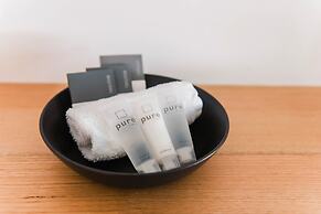 Bright Colonial Motel