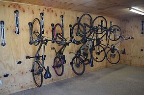 Bright Colonial Motel