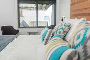 Bright Colonial Motel