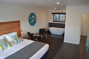 Bright Colonial Motel