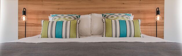 Bright Colonial Motel