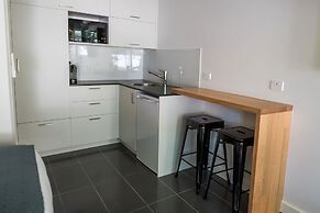 Bright Colonial Motel