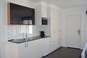 Bright Colonial Motel