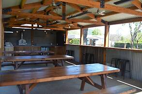 Bright Colonial Motel