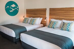 Bright Colonial Motel